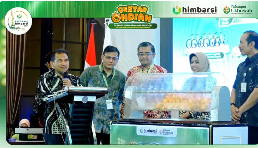 Foto:&nbsp;Wakil Ketua
HIMBARSI II, Ahmad Mujahid saat melakukan pengundian hadiah utama berupa&nbsp;satu unit mobil Mitsubishi Xpander, Kamis (20/08/2026).